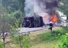 VIDEO: negadījums uz A4 šosejas, kurā iesaistīts kravas vilcējs un uz tā esošā smagā tehnika