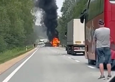 ДТП на Рижской окружной дороге, из-за которого было заблокировано движение. (Фото: скриншот видео)