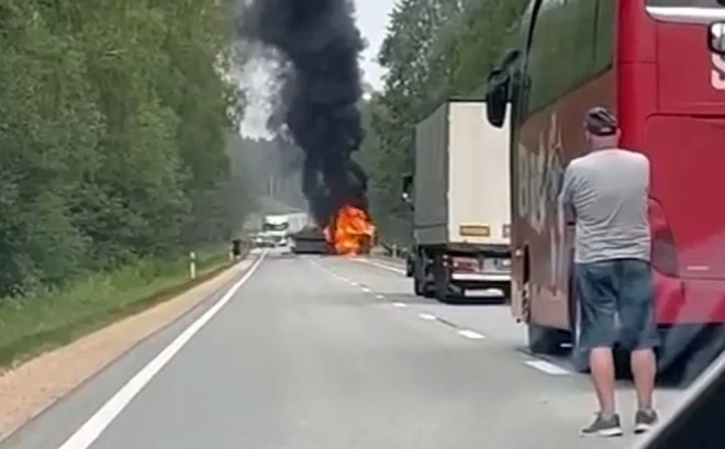 ДТП на Рижской окружной дороге, из-за которого было заблокировано движение. (Фото: скриншот видео)