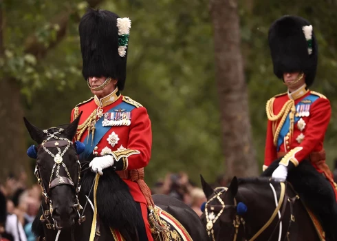 Karalis Čārlzs III zirga mugurā pirmo reizi tiek sveikts britu monarha dzimšanas dienā