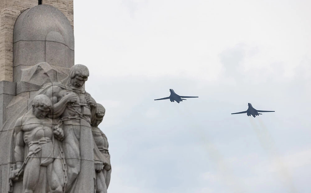 Mācību pārlidojumu virs Rīgas veikuši divi ASV stratēģiskie bumbvedēji B-1B 