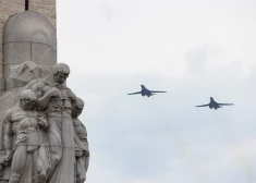  Stratēģiskie bumbvedēji B-1B "Lancer" līdzās Brīvības piemineklim.