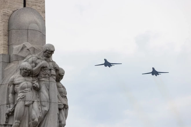  Stratēģiskie bumbvedēji B-1B "Lancer" līdzās Brīvības piemineklim.