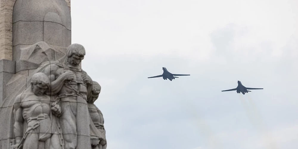 Американские стратегические бомбардировщики B-1B Lancer около памятника Свободы.