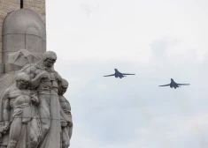 Американские стратегические бомбардировщики B-1B Lancer около памятника Свободы.