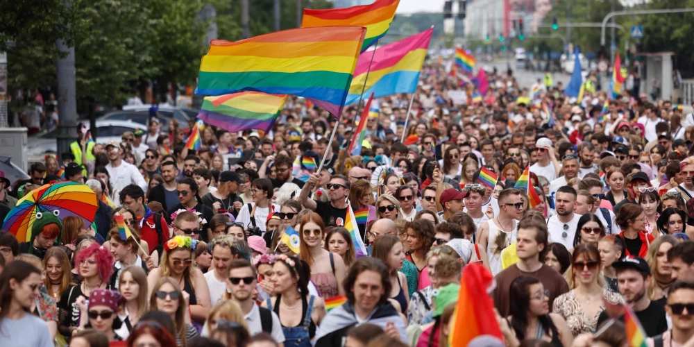Polijā tūkstošiem cilvēku gājienā pauž atbalstu LGBTQ kopienai
