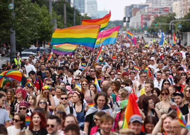 Polijā tūkstošiem cilvēku gājienā pauž atbalstu LGBTQ kopienai