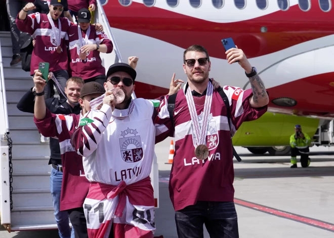 Iemainīs Dziesmu svētku biļetes pret hokeja nūju