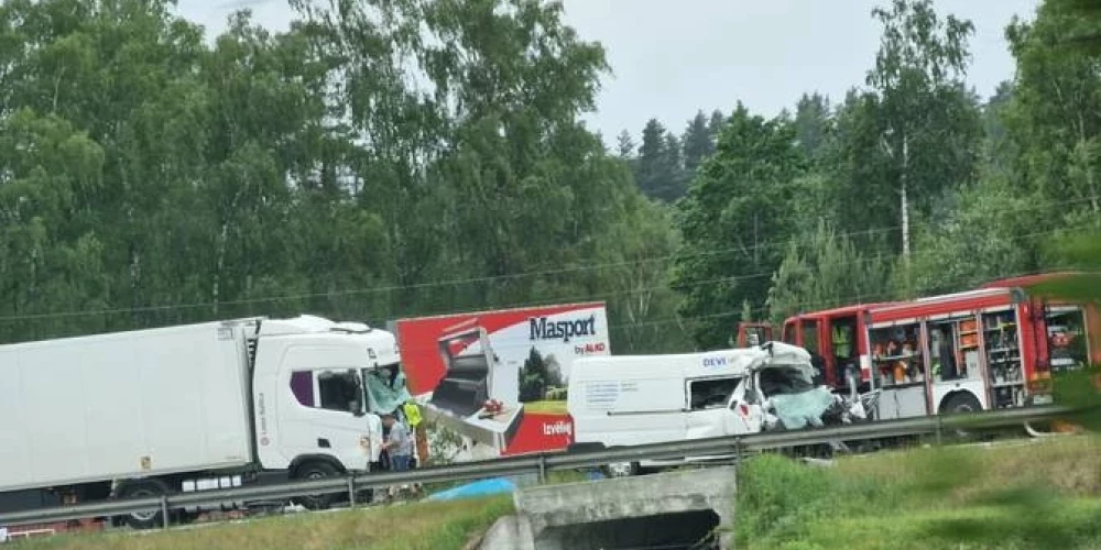 В субботу, 17 июня, возле Адажи произошло лобовое столкновение грузовика и микроавтобуса, один человек погиб. (Фото: sadursme.lv)