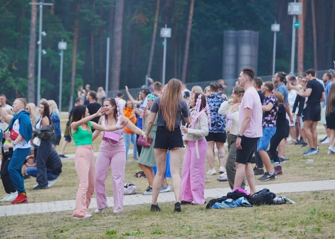 Deju mūzikas festivālā Mežaparkā konstatēta narkotiku lietošana un neatļauti dronu lidojumi