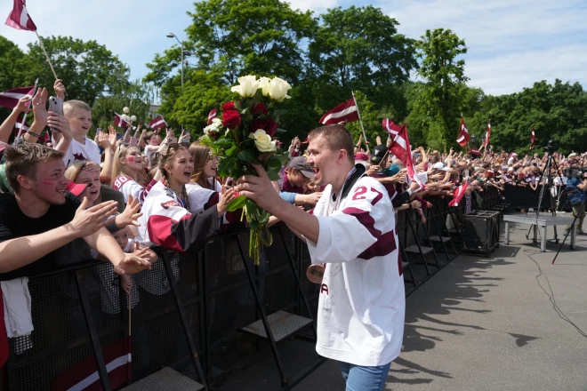 Ropažos Lielo Jāņu ugunskuru iedegs Latvijas hokeja izlases spēlētājs, Pasaules čempionāta bronzas medaļnieks Oskars Cibuļskis.