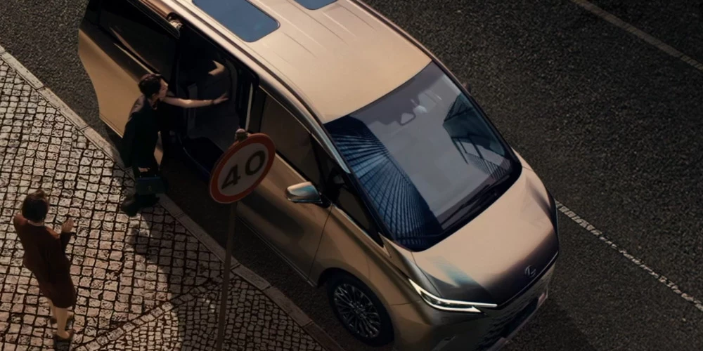 Minivena "Lexus LM" salons ir gluži kā neliels birojs vai grezna dzīvojamā istaba uz riteņiem.