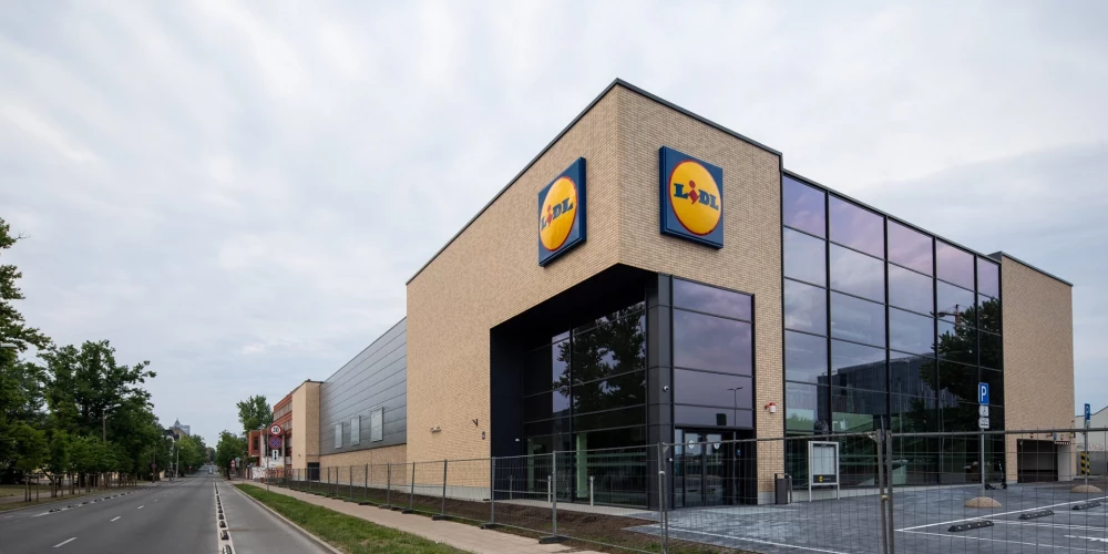 Новый магазин Lidl формата «метрополия» с обширным застекленным фасадом облицован светлой декоративной кирпичной кладкой.