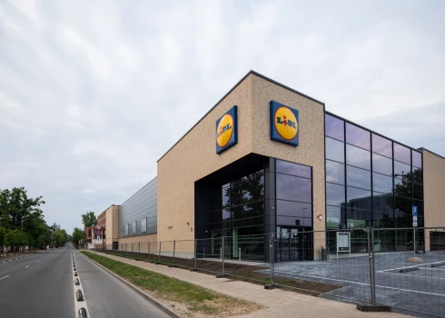 Новый магазин Lidl формата «метрополия» с обширным застекленным фасадом облицован светлой декоративной кирпичной кладкой.