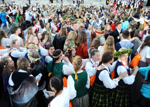 Svētku dalībnieki pēc XI Latvijas skolu jaunatnes dziesmu un deju svētku noslēguma koncerta "Manā dziesmā tu..." Mežaparka Lielajā estrādē.