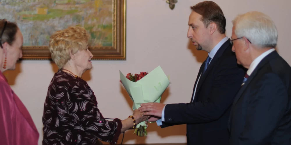 Tie, kuri Latvijā svin Krieviju: agresorvalsts vēstniecības “svinības” pulcē vienīgi sagurušus, novecojušus aktīvistus