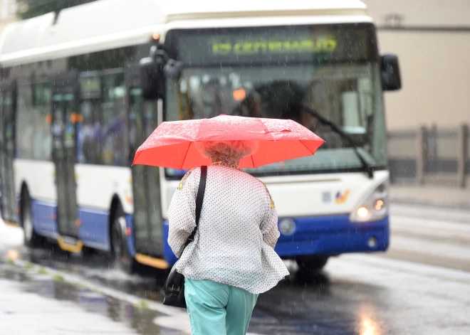 Brīdina par spēcīgu negaisu tuvākajās stundās; cilvēkiem jābūt īpaši piesardzīgiem