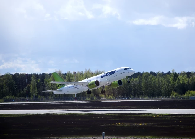 “airBaltic” atrisina situāciju, kurā sievietei ratiņkrēslā ar suni-pavadoni liedz iespēju lidot ar lidmašīnu