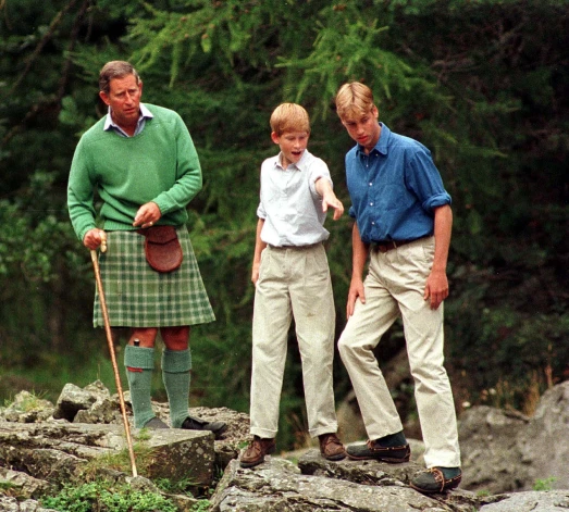 Karalis Čārlzs III Tēva dienu atzīmējis ar fotogrāfiju kopā ar dēliem, kas uzņemta 1997. gada vasarā.