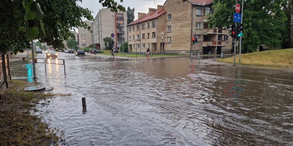 ФОТО, ВИДЕО: сильный ливень в Елгаве затопил улицы города