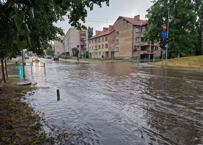 ФОТО, ВИДЕО: сильный ливень в Елгаве затопил улицы города