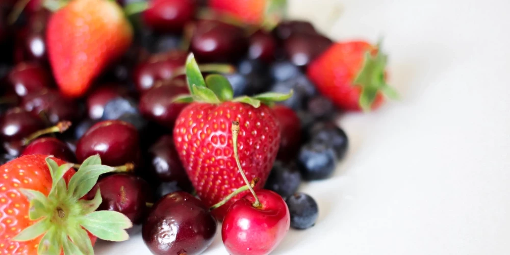 Все о ягодах: какие летом можно есть без ограничений, а какие содержат слишком много сахара