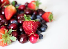 Все о ягодах: какие летом можно есть без ограничений, а какие содержат слишком много сахара