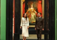 ФОТО, ВИДЕО: в белом жакете и трендовой юбке - Кейт Миддлтон очаровала образом на открытии галереи в Лондоне