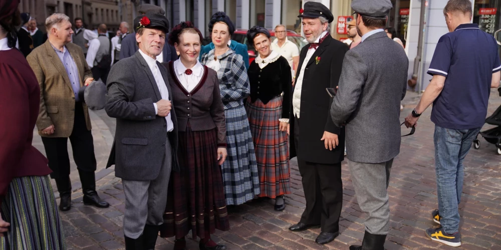Gaidot Jāņus, Doma laukumā šodien plkst.19 notika deju lielkoncerts "Vidusvasaras dzīvestības", informēja Mazajā ģildē.