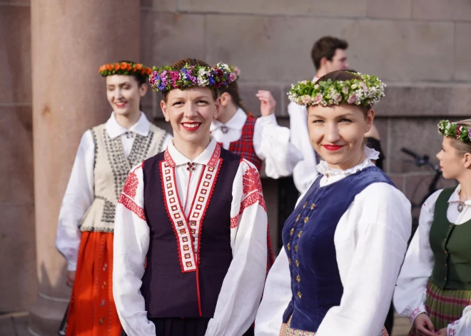 Gaidot Jāņus, Doma laukumā šodien plkst.19 notika deju lielkoncerts "Vidusvasaras dzīvestības", informēja Mazajā ģildē.