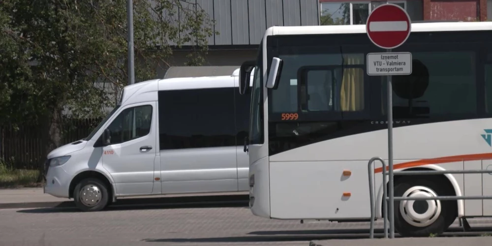 Женщина с сыном отправились домой на автобусе перевозчика VTU Valmiera.