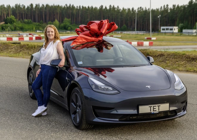 Piedaloties loterijā “Laimē bosa Teslu”, valmieriete Agnija laimēja jaunu automašīnu Tesla. 