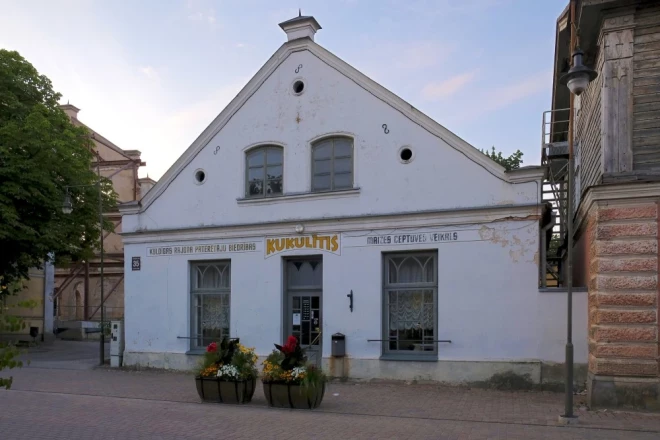 Iespējamā Kuldīgas maizes ceptuves bēdīgā likteņa priekšvēstnesis bija aprīlī slēgtais ceptuves firmas veikals Kuldīgas gājēju promenādē – Liepājas ielā.