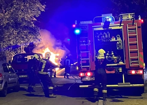 ФОТО, ВИДЕО: в Кенгарагсе минувшей ночью сгорела машина
