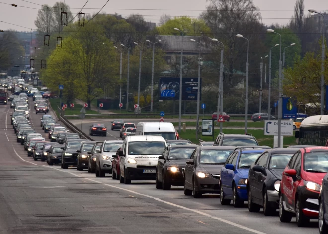 Autovadītāju ievērībai: pēcpusdienā pirms svētku brīvdienām Pierīgā satiksme var būt palēnināta