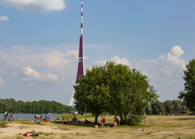 Trijās Rīgas peldvietās jau pavisam silts ūdens