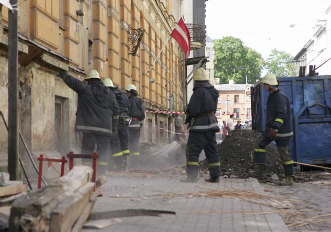 Valsts ugunsdzēsības un glābšanas dienesta (VUGD) darbinieki strādā Vīlandes ielā 11, kur remontdarbu laikā 2007. gada vasarā nobruka griestu pārsegums no trešā uz pirmo stāvu.