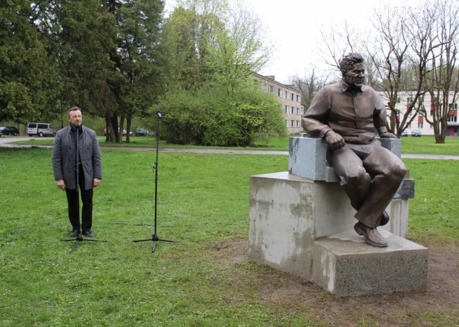 Pirms divarpus mēnešiem pie bijušā Lielvārdes kolhoza “Lāčplēša” ēkas atklāja tās priekšsēdim Edgaram Kauliņam veltītu pieminekli.