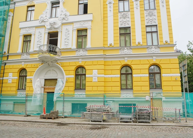  Būvniecības stalažas un aizsargtīkls nu notrausts no nama Vīlandes ielā 11, kurš ilgus gadus nostāvēja grausta statusā un piedzīvoja gan griestu pārseguma iebrukšanu, gan ugunsgrēku.