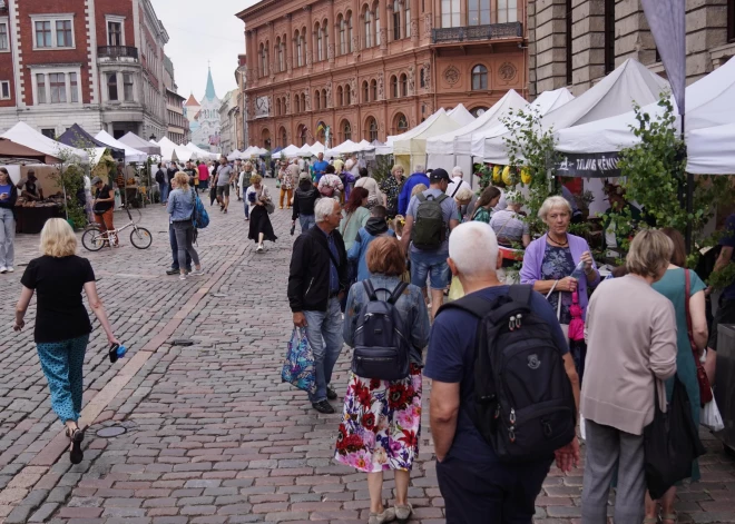 Doma laukumā norisinās tradicionālais Zāļu tirgus. 