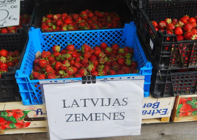 FOTO: kādas cenas un gardumi svētku priekšvakarā ir Rīgas Centrāltirgū