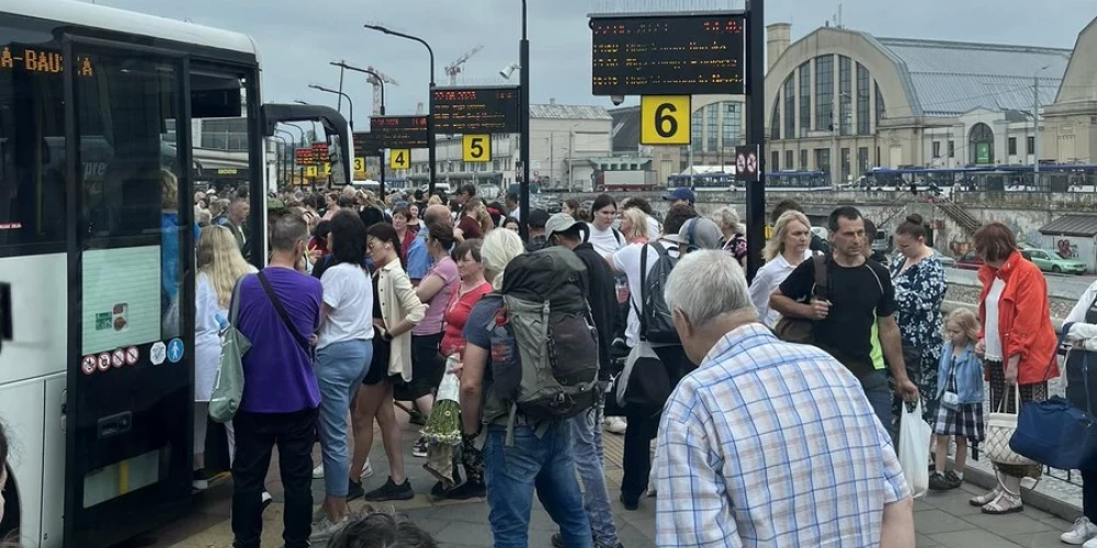 "Я не попала уже на два рейса!": на автовокзале столпотворение, билеты распроданы и люди не могут уехать домой