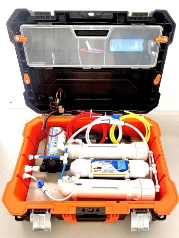 Šī iekārta spēj attīrīt gan no upes, gan peļķes pasmeltu ūdeni. Ar 220 voltu elektrības pieslēgumu jauda ir 60 litru stundā, ar 12 voltu akumulatoru 18 litru.