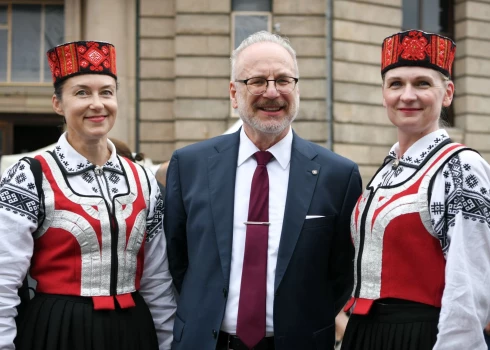 FOTO: Levits atklāj, ko darīs pēc prezidenta pilnvaru beigām (pagaidām gan apmeklē Zāļu tirgu)