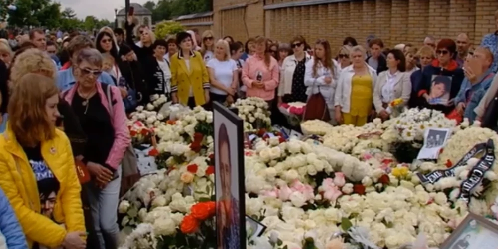 Кто-то плакал, кто-то сидел в сторонке: поклонники Юрия Шатунова окружили его могилу в день смерти
