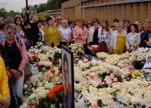 Кто-то плакал, кто-то сидел в сторонке: поклонники Юрия Шатунова окружили его могилу в день смерти