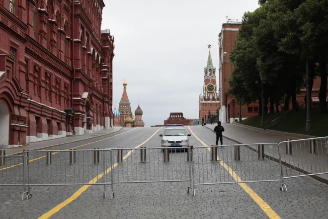 Правоохранители дежурят на Красной площади в Москве, Россия, 24 июня 2023 года. 