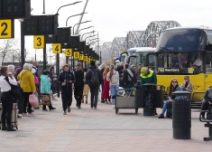 Cilvēki Rīgas Starptautiskajā autoostā (ilustratīvs foto). Tā pašlaik ir sevišķi populārs tranzīta punkts, arī ceļojot uz Krieviju un no tās.