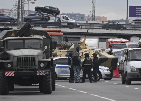 БТР и полицейские стоят на шоссе на окраине Москвы 24 июня 2023 года.