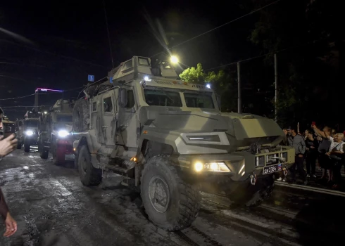 Skanot vietējo iedzīvotāju atbalstam, "Vagner" grupējums pamet Rostovu pie Donas.